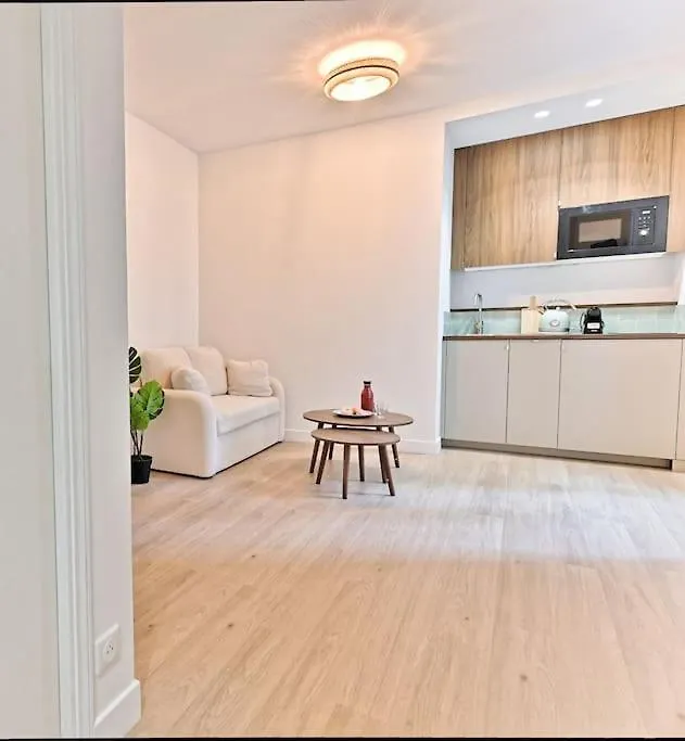 Appartement Au Centre De Paris - Musee Grevin